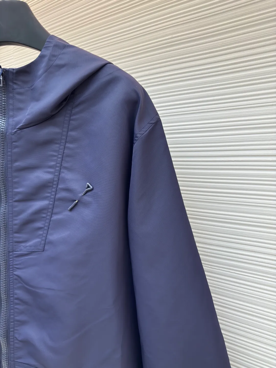 LOUIS VUITTON double-sided windproof pin jacket ●Authentic product: 23000 purchased and developed ●Item number: 1680475-C55 ●Fabric: polyester fiber fabric ●Technology: jacquard ●Version: fitted version ●Weight: about 555 grams ●Size: 44-46-48-50 ●Description: The solid color fabric is made of nylon encrypted matt twill fabric, and the jacquard fabric on the other side is made of 50D nylon yarn-dyed jacquard fabric. The solid color front panel is laser-burned, hand-made of white copper, with a triangle pin with logo and glossy finish. The front panel pocket uses a hardware keychain to hang a folding clothing tag, and the jacquard letters on the front chest placket are made of single-piece flowing pure It is cut by hand to restore the flower, and all the pieces are numbered. The pockets are also cut with the restored flower number. The fabric is relatively light and silky, and it takes time to cut accurately. The front and center are equipped with a double-circulation puller 5# orbital zipper. The hem and the hood are worn with spiral elastic ropes with ring anti-slip buckles, square pig nose buckles with logo, and all holes are punched with hardware and logo on the cloth-colored cornrows.